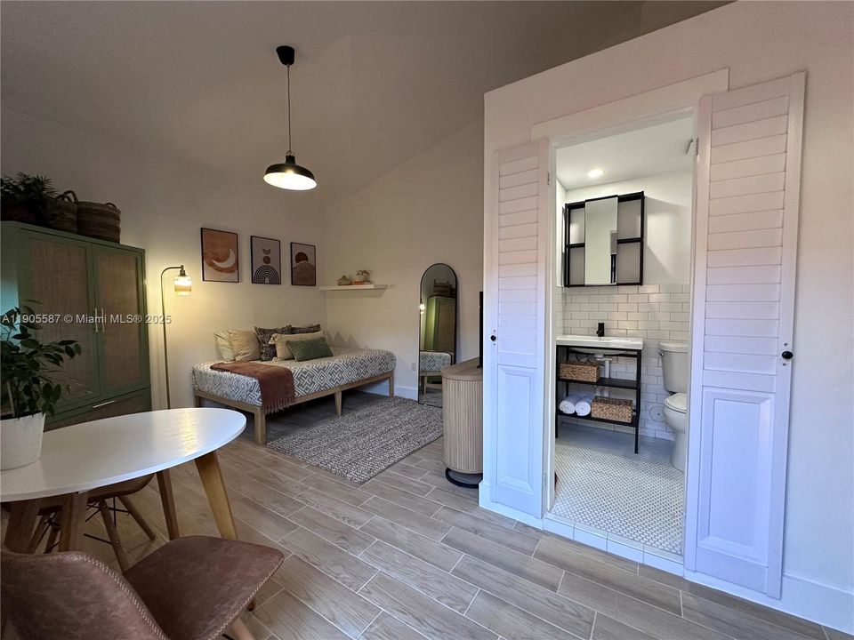 出租: $1,500 (0 贝兹, 1 浴室, 390 平方英尺)