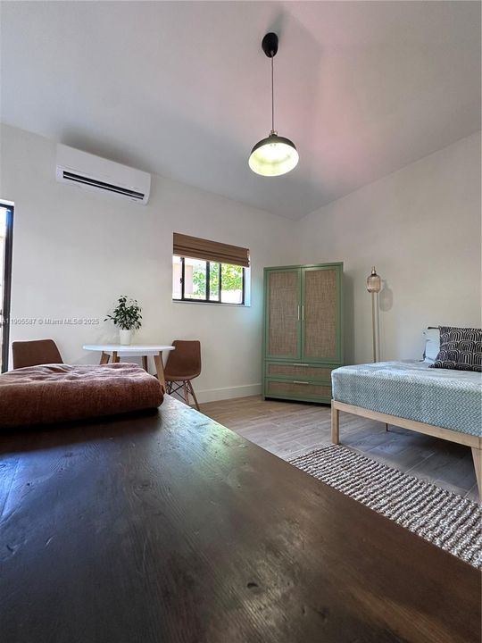 出租: $1,500 (0 贝兹, 1 浴室, 390 平方英尺)