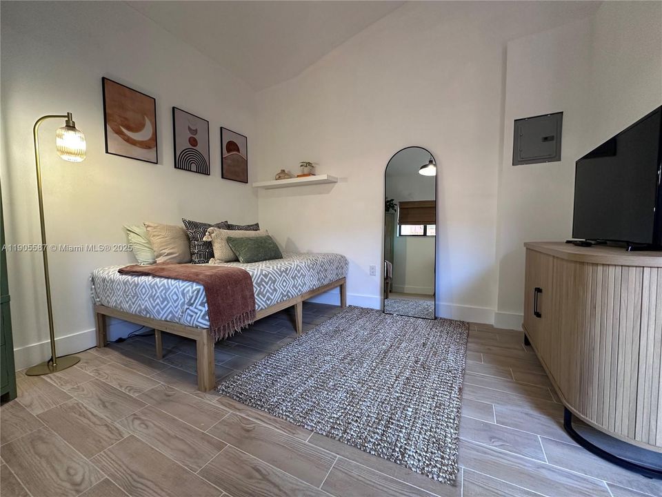 出租: $1,500 (0 贝兹, 1 浴室, 390 平方英尺)