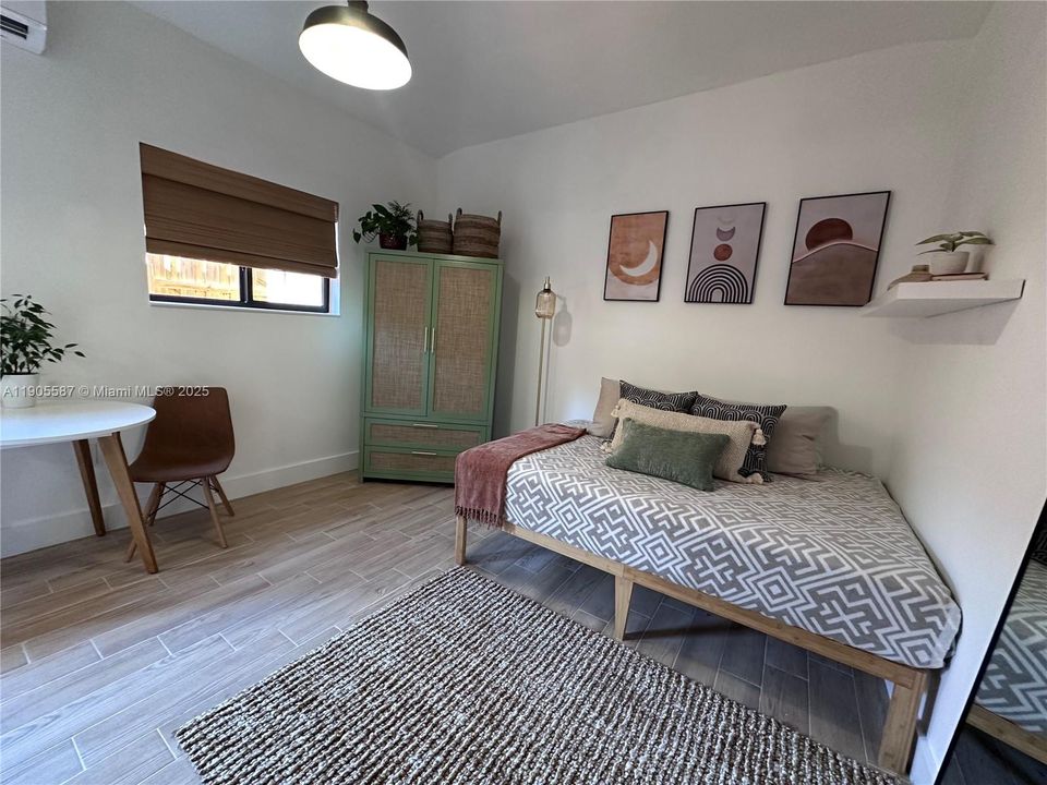 出租: $1,500 (0 贝兹, 1 浴室, 390 平方英尺)