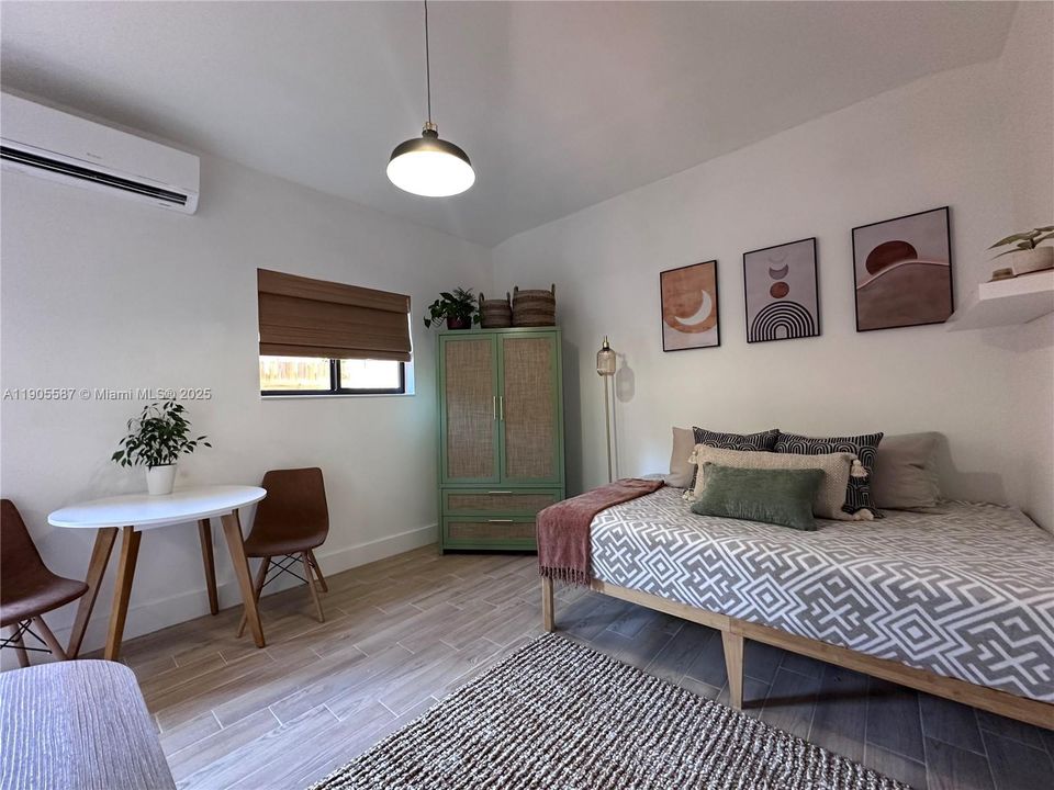 出租: $1,500 (0 贝兹, 1 浴室, 390 平方英尺)