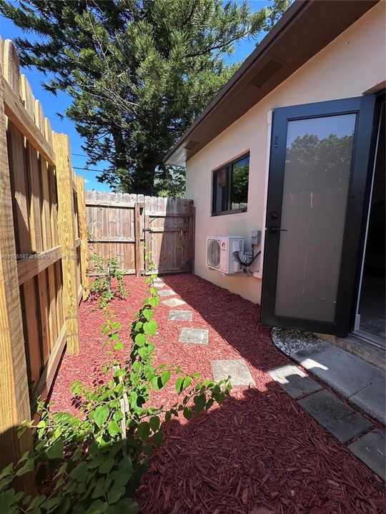 出租: $1,500 (0 贝兹, 1 浴室, 390 平方英尺)