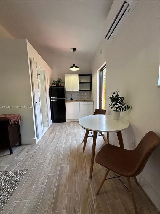 出租: $1,500 (0 贝兹, 1 浴室, 390 平方英尺)