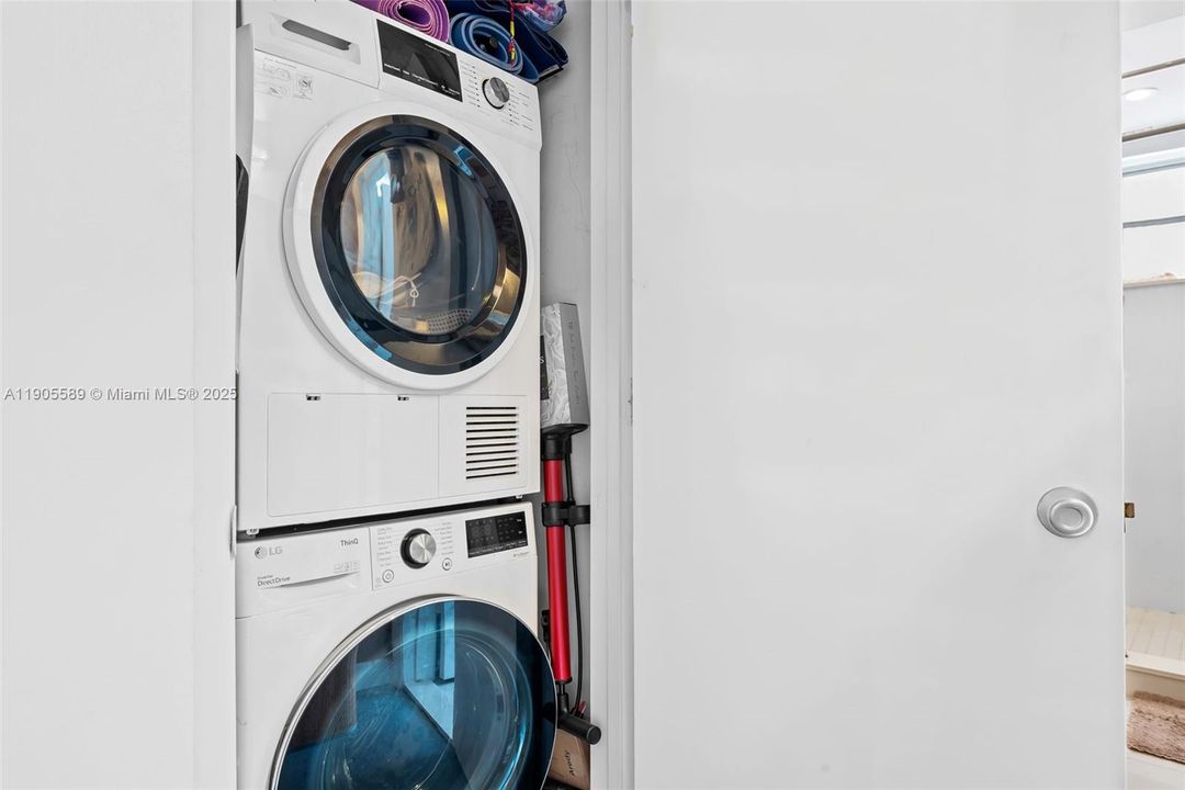 合同活跃: $295,000 (1 贝兹, 1 浴室, 670 平方英尺)