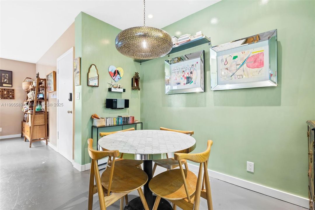 合同活跃: $295,000 (1 贝兹, 1 浴室, 670 平方英尺)