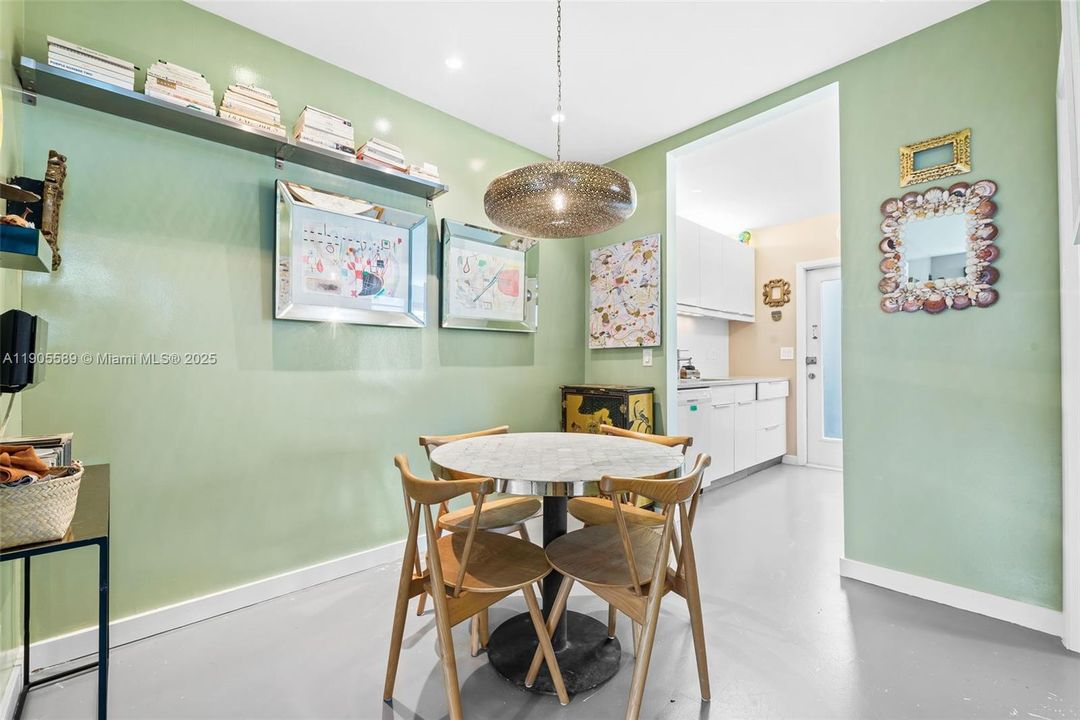 合同活跃: $295,000 (1 贝兹, 1 浴室, 670 平方英尺)