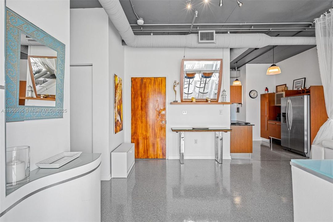 出租: $3,250 (2 贝兹, 2 浴室, 1010 平方英尺)