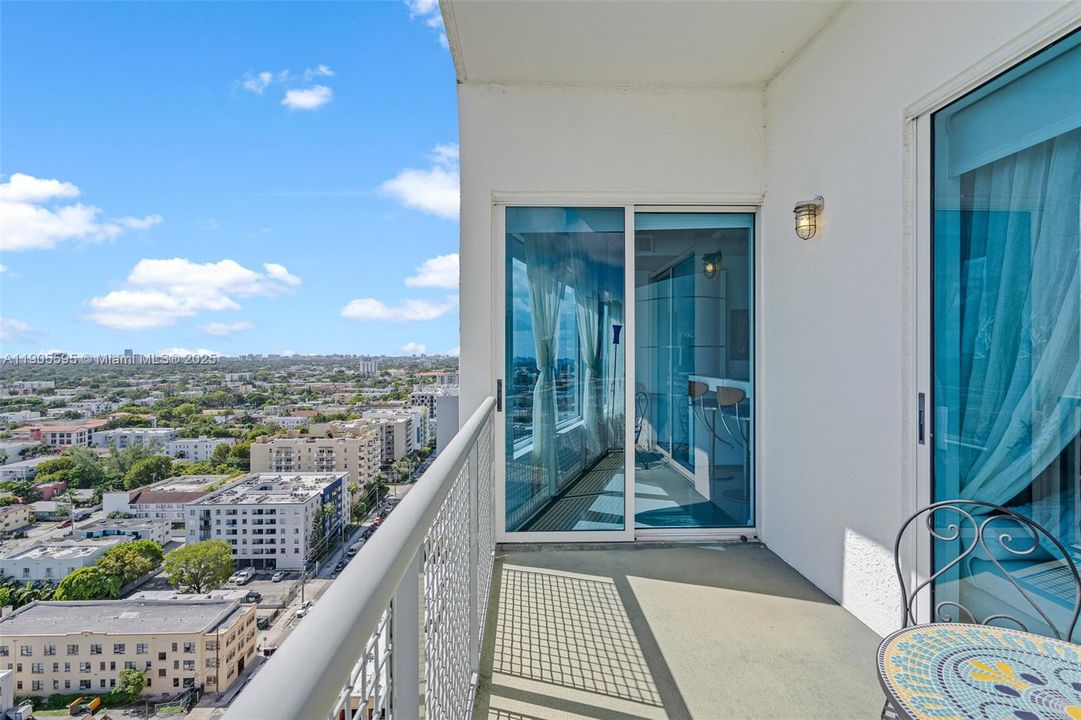 出租: $3,250 (2 贝兹, 2 浴室, 1010 平方英尺)