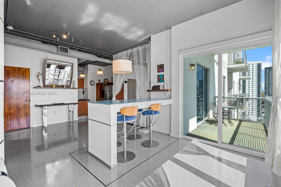 出租: $3,250 (2 贝兹, 2 浴室, 1010 平方英尺)