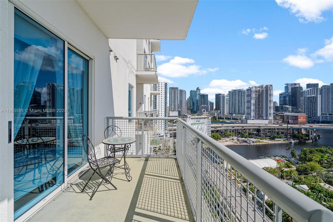 出租: $3,250 (2 贝兹, 2 浴室, 1010 平方英尺)