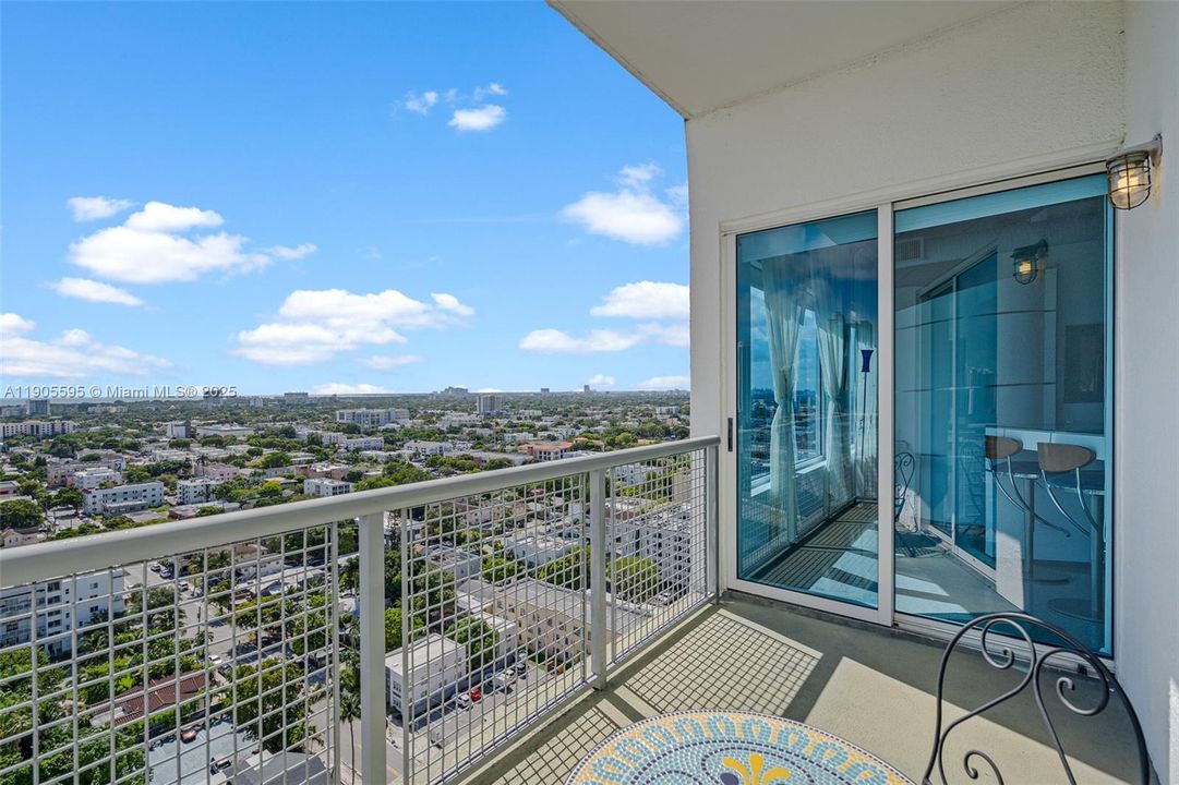 出租: $3,250 (2 贝兹, 2 浴室, 1010 平方英尺)