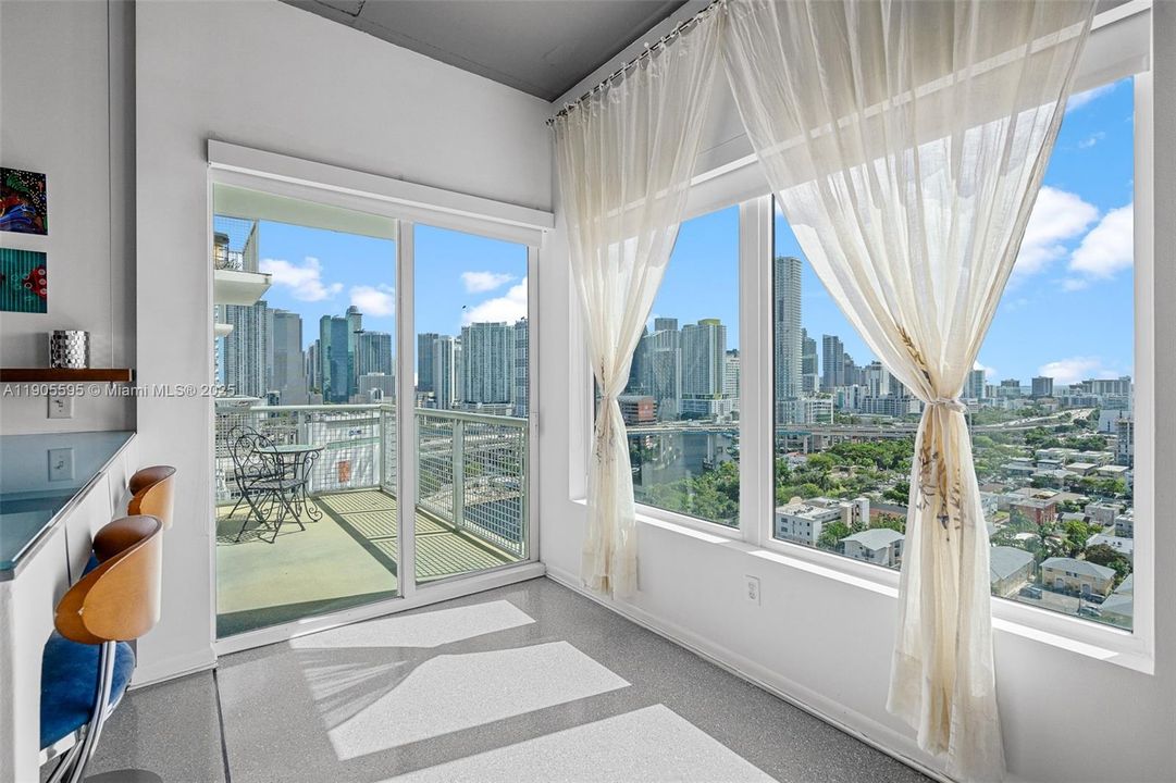 出租: $3,250 (2 贝兹, 2 浴室, 1010 平方英尺)