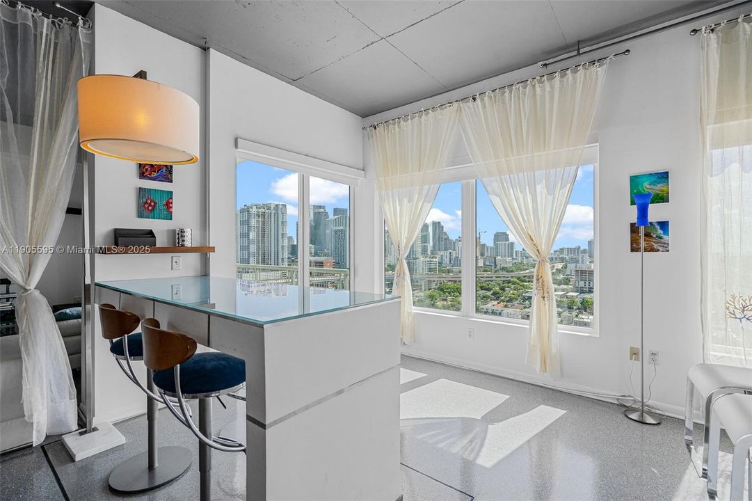 出租: $3,250 (2 贝兹, 2 浴室, 1010 平方英尺)