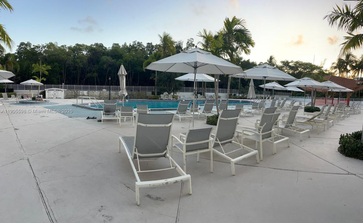 For Sale: $309,000 (1 beds, 1 baths, 991 Square Feet)