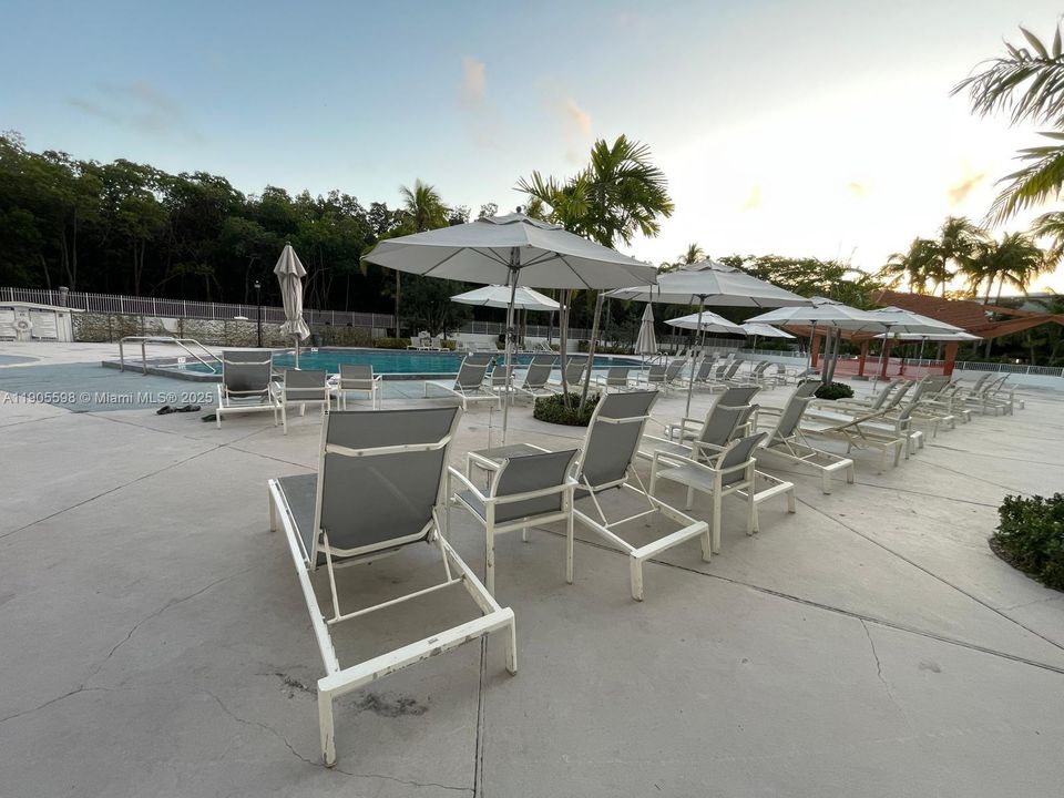 For Sale: $309,000 (1 beds, 1 baths, 991 Square Feet)