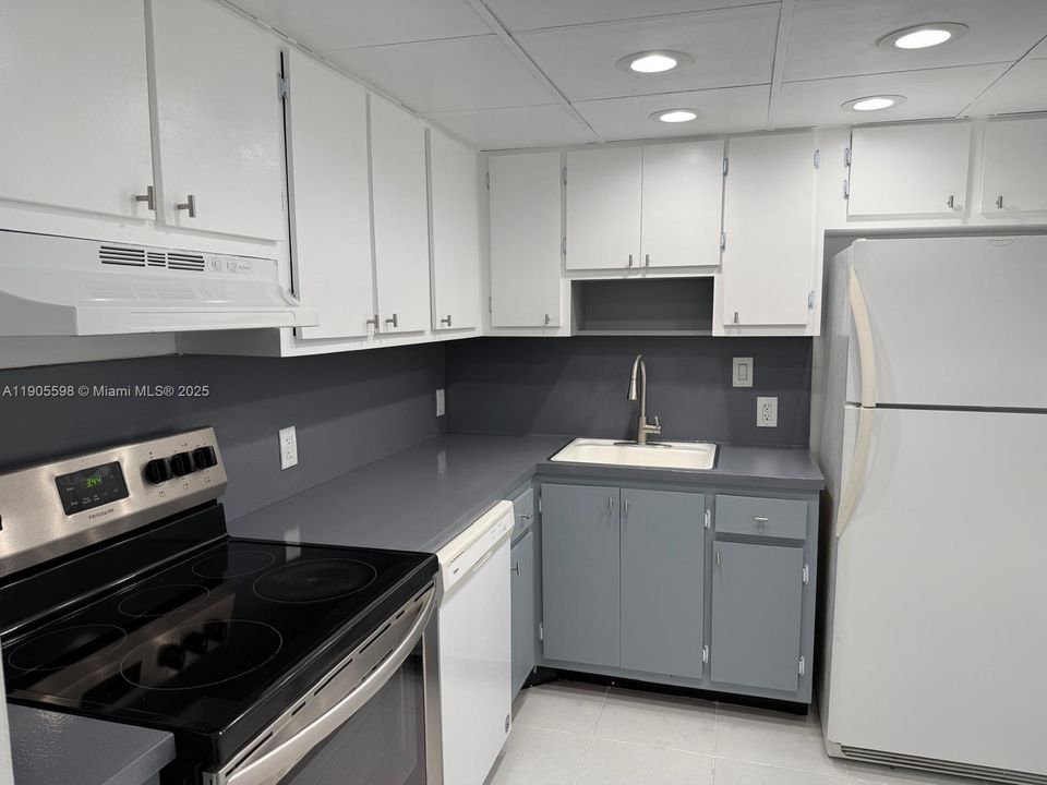 For Sale: $309,000 (1 beds, 1 baths, 991 Square Feet)