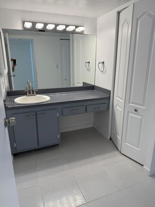 For Sale: $309,000 (1 beds, 1 baths, 991 Square Feet)