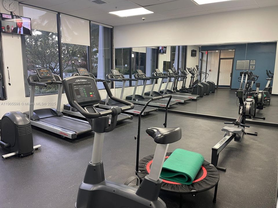 For Sale: $309,000 (1 beds, 1 baths, 991 Square Feet)