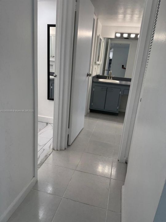 For Sale: $309,000 (1 beds, 1 baths, 991 Square Feet)