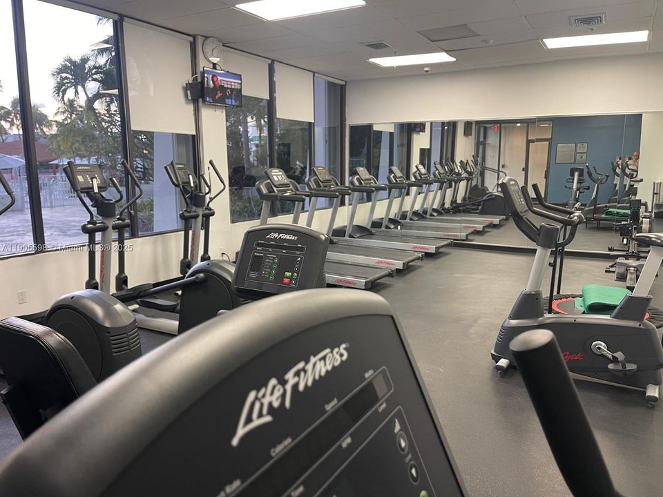 For Sale: $309,000 (1 beds, 1 baths, 991 Square Feet)