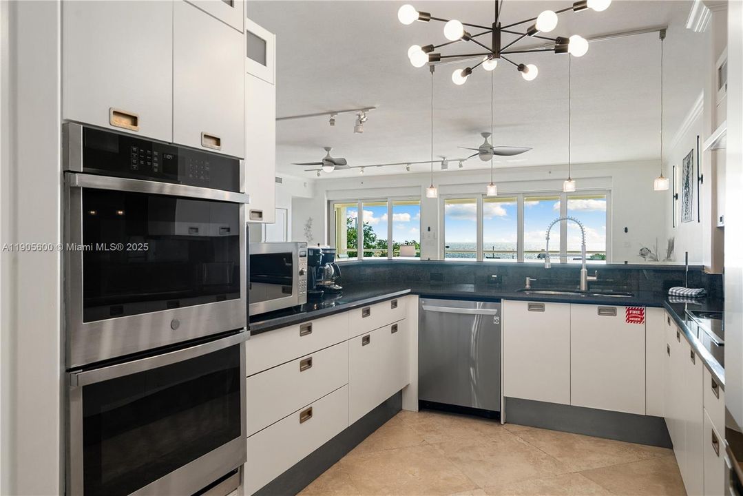 待售: $2,099,990 (4 贝兹, 3 浴室, 2635 平方英尺)