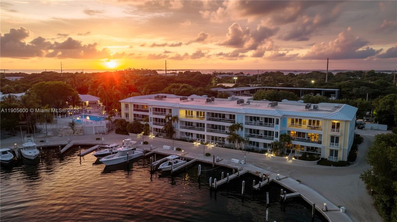 待售: $2,099,990 (4 贝兹, 3 浴室, 2635 平方英尺)