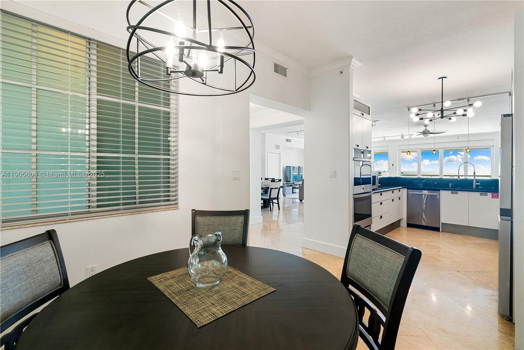 待售: $2,099,990 (4 贝兹, 3 浴室, 2635 平方英尺)