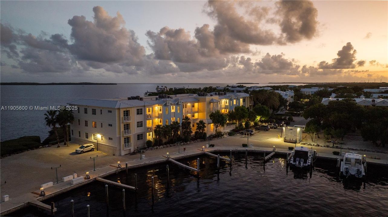 待售: $2,099,990 (4 贝兹, 3 浴室, 2635 平方英尺)