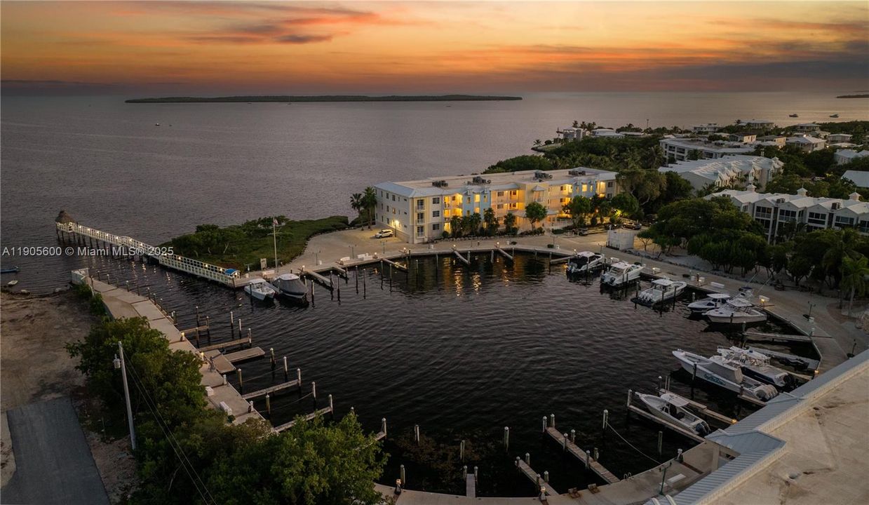 待售: $2,099,990 (4 贝兹, 3 浴室, 2635 平方英尺)