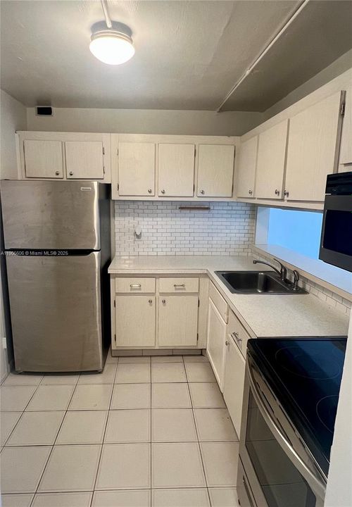 For Rent: $2,500 (1 beds, 1 baths, 655 Square Feet)