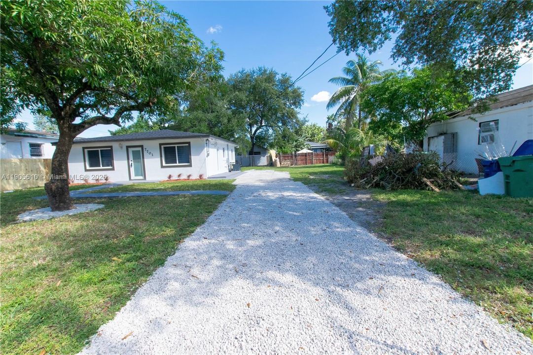 合同活跃: $475,000 (3 贝兹, 2 浴室, 990 平方英尺)