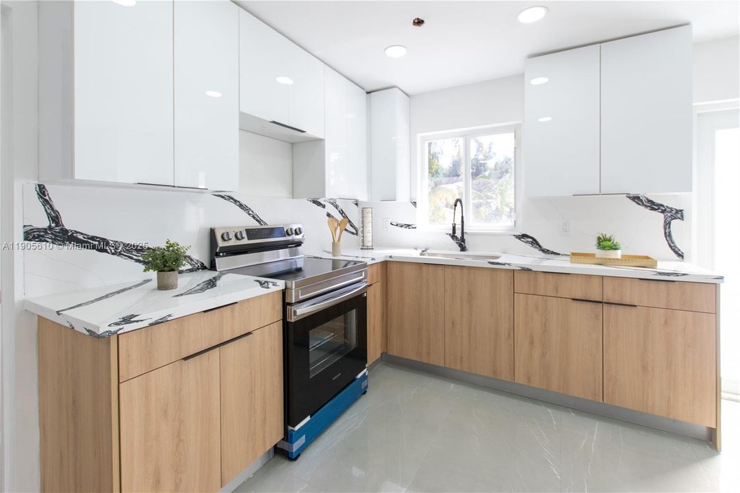 合同活跃: $475,000 (3 贝兹, 2 浴室, 990 平方英尺)