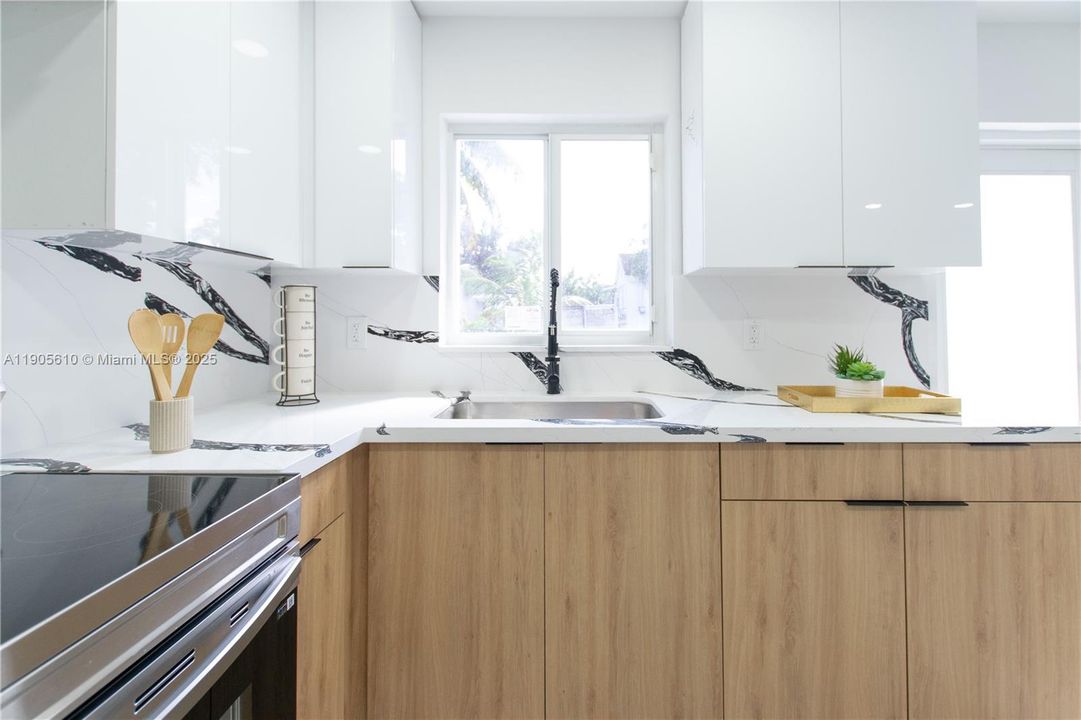 合同活跃: $475,000 (3 贝兹, 2 浴室, 990 平方英尺)