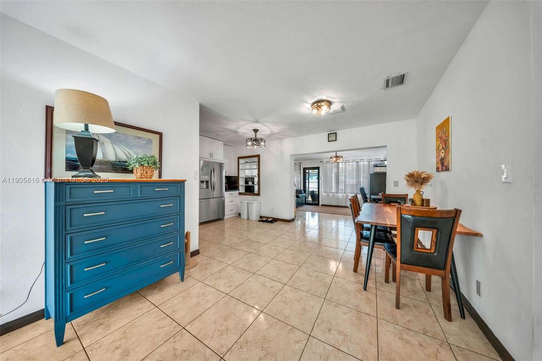 待售: $524,500 (4 贝兹, 2 浴室, 1390 平方英尺)