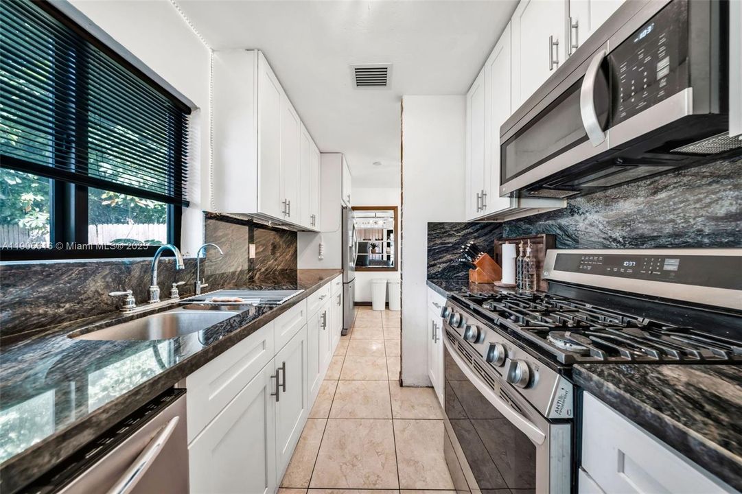 待售: $524,500 (4 贝兹, 2 浴室, 1390 平方英尺)