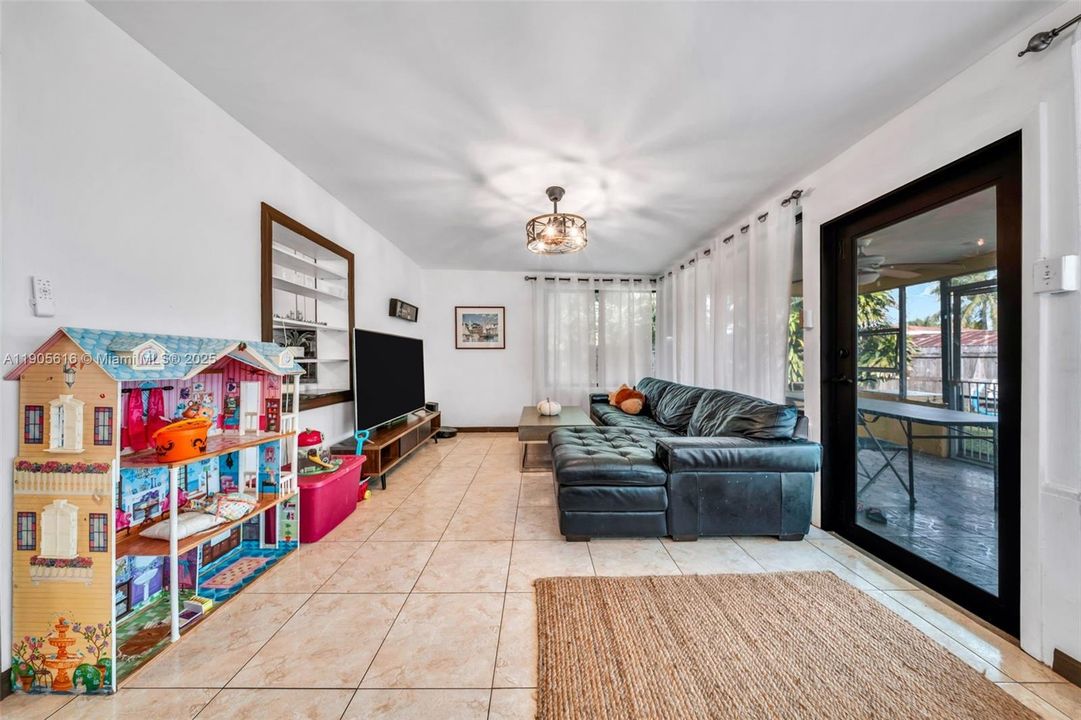 待售: $524,500 (4 贝兹, 2 浴室, 1390 平方英尺)