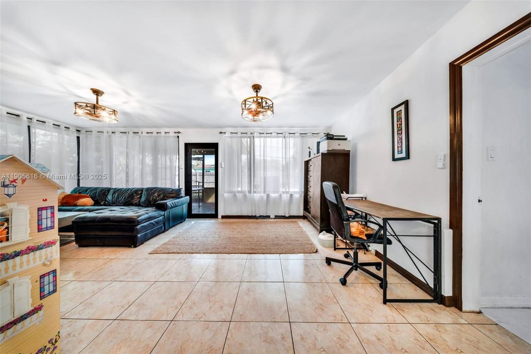 待售: $524,500 (4 贝兹, 2 浴室, 1390 平方英尺)