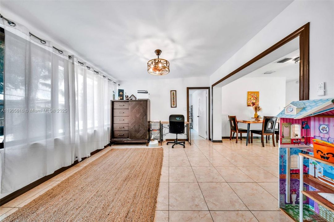 待售: $524,500 (4 贝兹, 2 浴室, 1390 平方英尺)