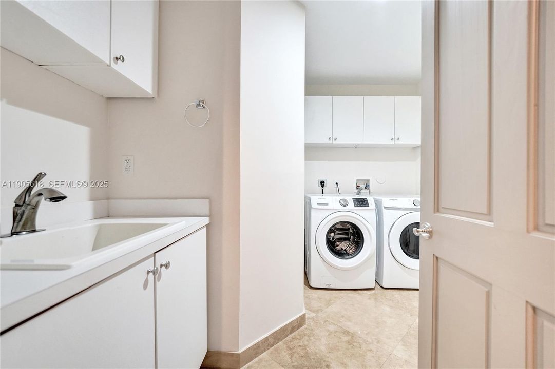 For Sale: $1,999,000 (2 beds, 2 baths, 2394 Square Feet)