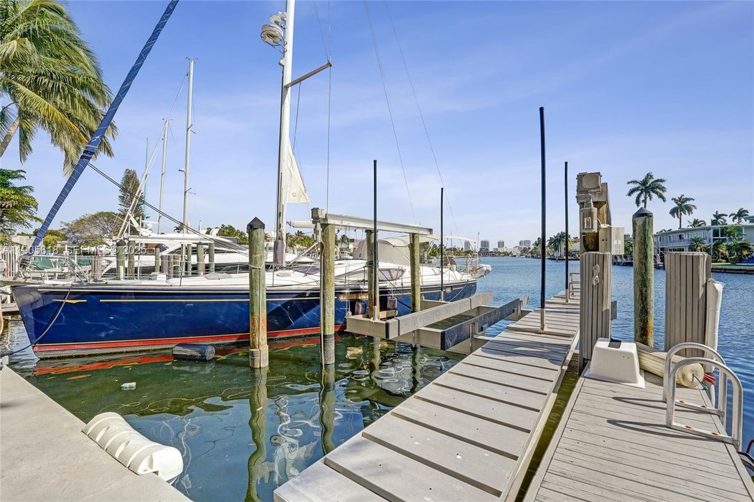 For Sale: $1,999,000 (2 beds, 2 baths, 2394 Square Feet)