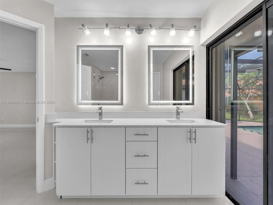 最近售出: $658,000 (4 贝兹, 2 浴室, 2352 平方英尺)