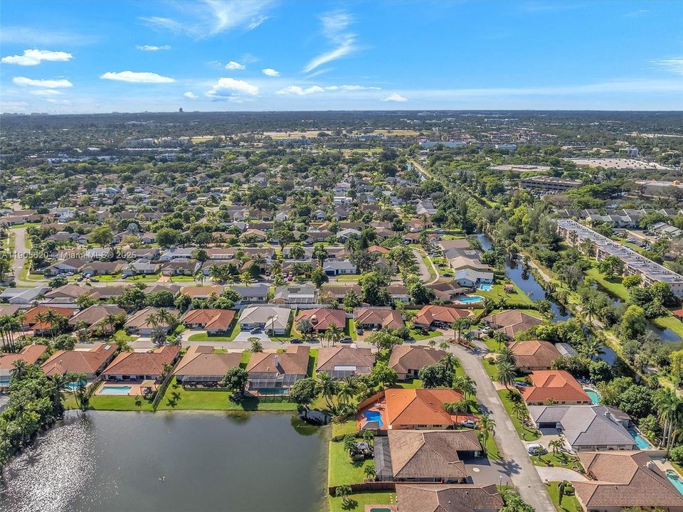 最近售出: $658,000 (4 贝兹, 2 浴室, 2352 平方英尺)