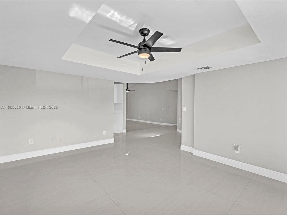 最近售出: $658,000 (4 贝兹, 2 浴室, 2352 平方英尺)