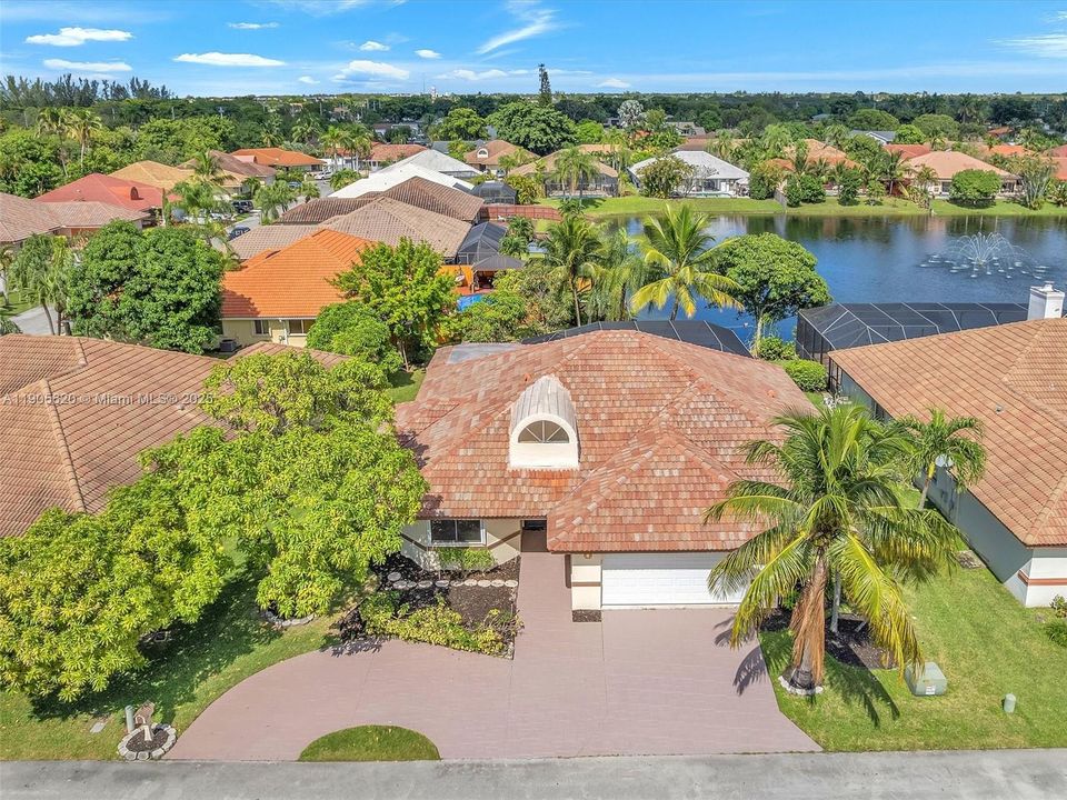 最近售出: $658,000 (4 贝兹, 2 浴室, 2352 平方英尺)