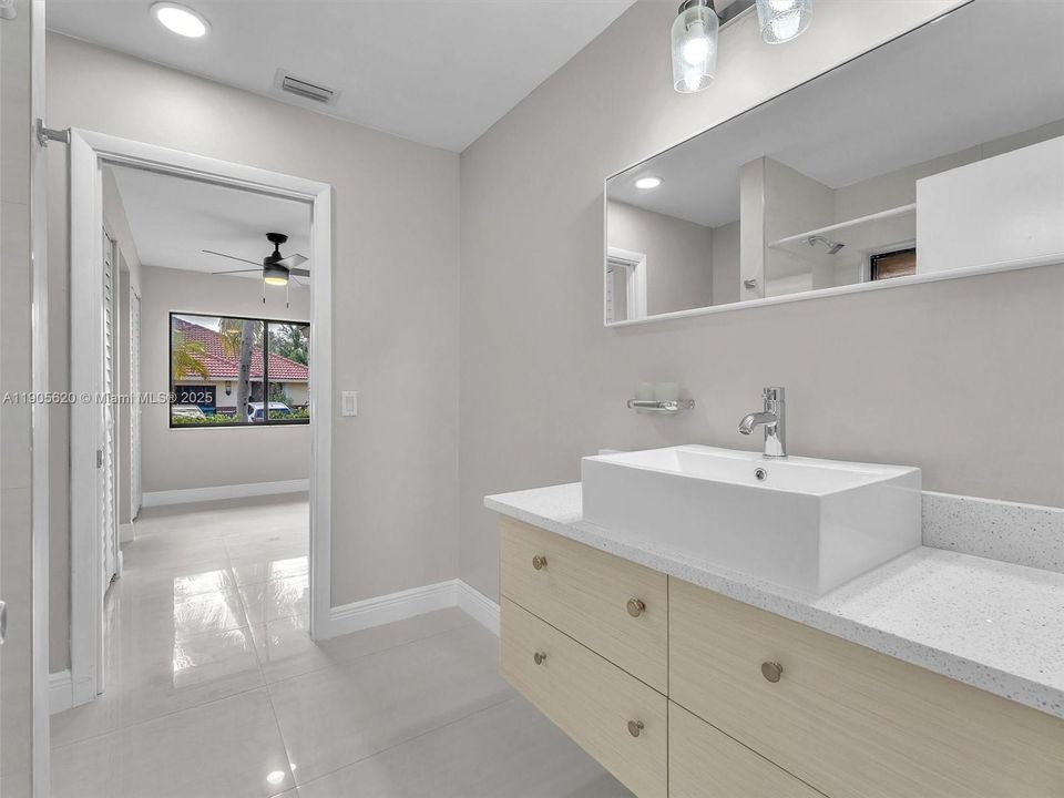 最近售出: $658,000 (4 贝兹, 2 浴室, 2352 平方英尺)