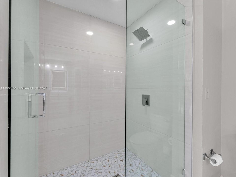 最近售出: $658,000 (4 贝兹, 2 浴室, 2352 平方英尺)