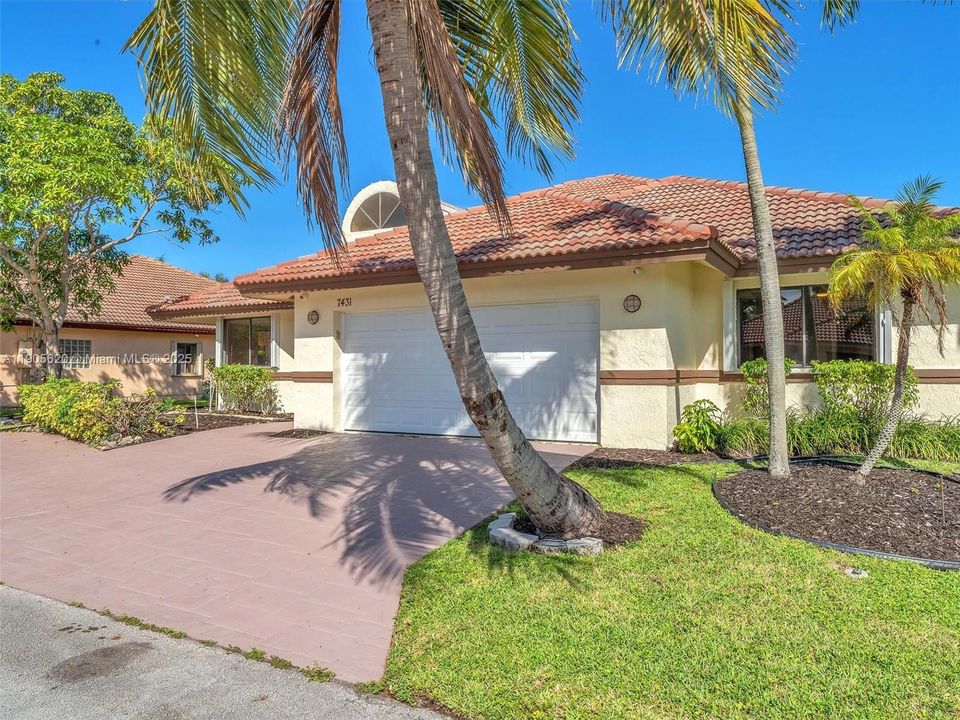 最近售出: $658,000 (4 贝兹, 2 浴室, 2352 平方英尺)