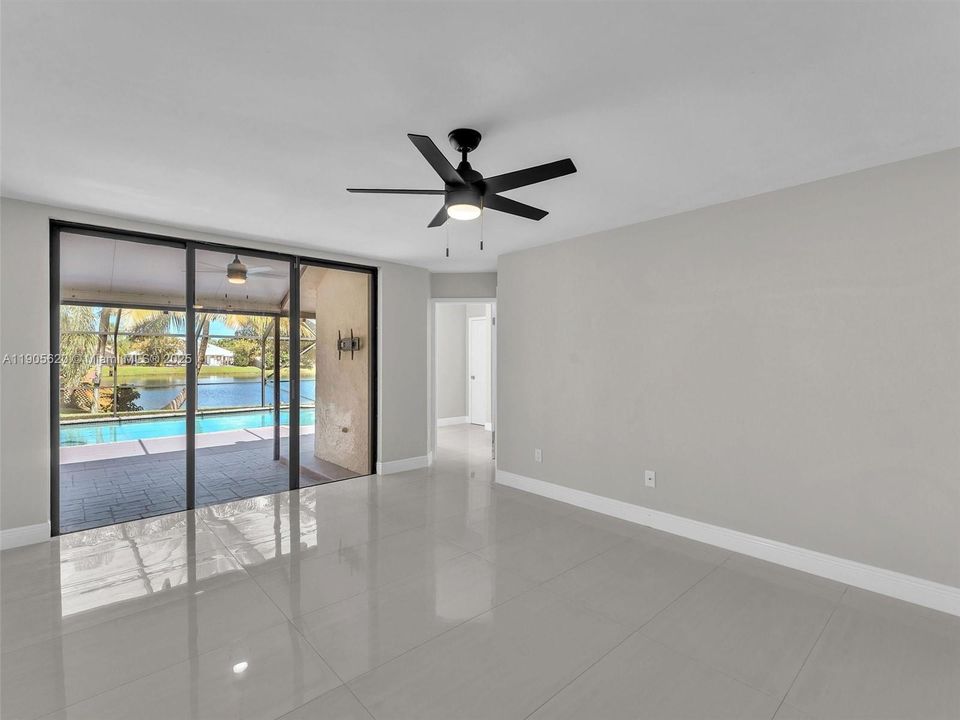 最近售出: $658,000 (4 贝兹, 2 浴室, 2352 平方英尺)