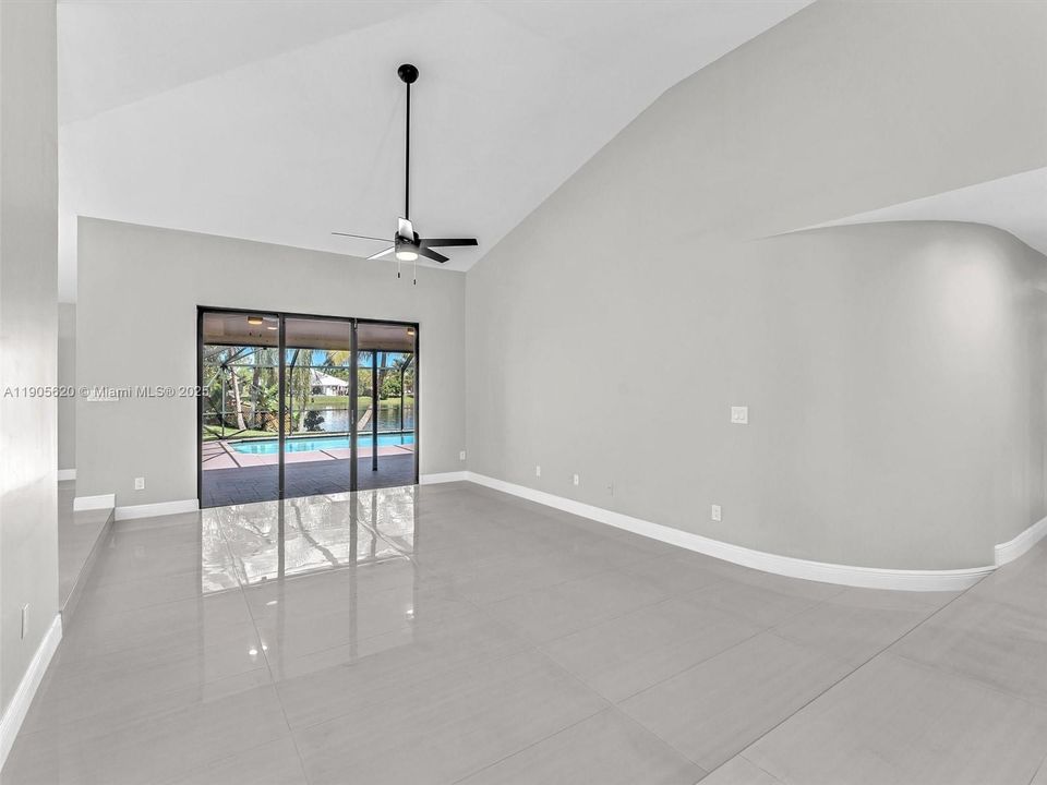 最近售出: $658,000 (4 贝兹, 2 浴室, 2352 平方英尺)