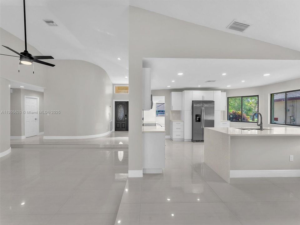 最近售出: $658,000 (4 贝兹, 2 浴室, 2352 平方英尺)